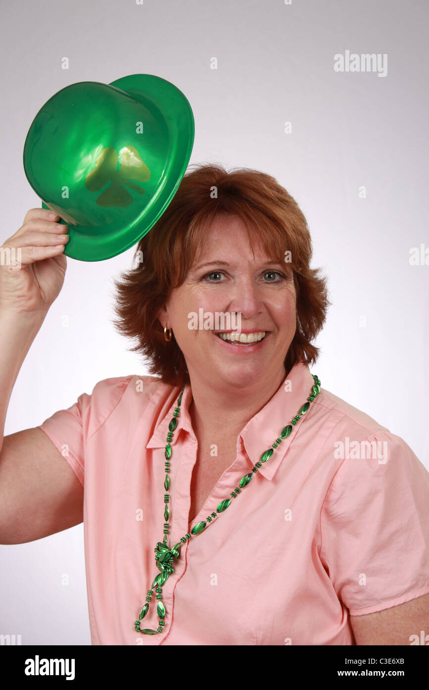 Irish-American donna verde di ribaltamento hat, celebra la festa di San Patrizio, sfondo bianco studio shot, Aprile 20, 2011 © KAndriotis Foto Stock