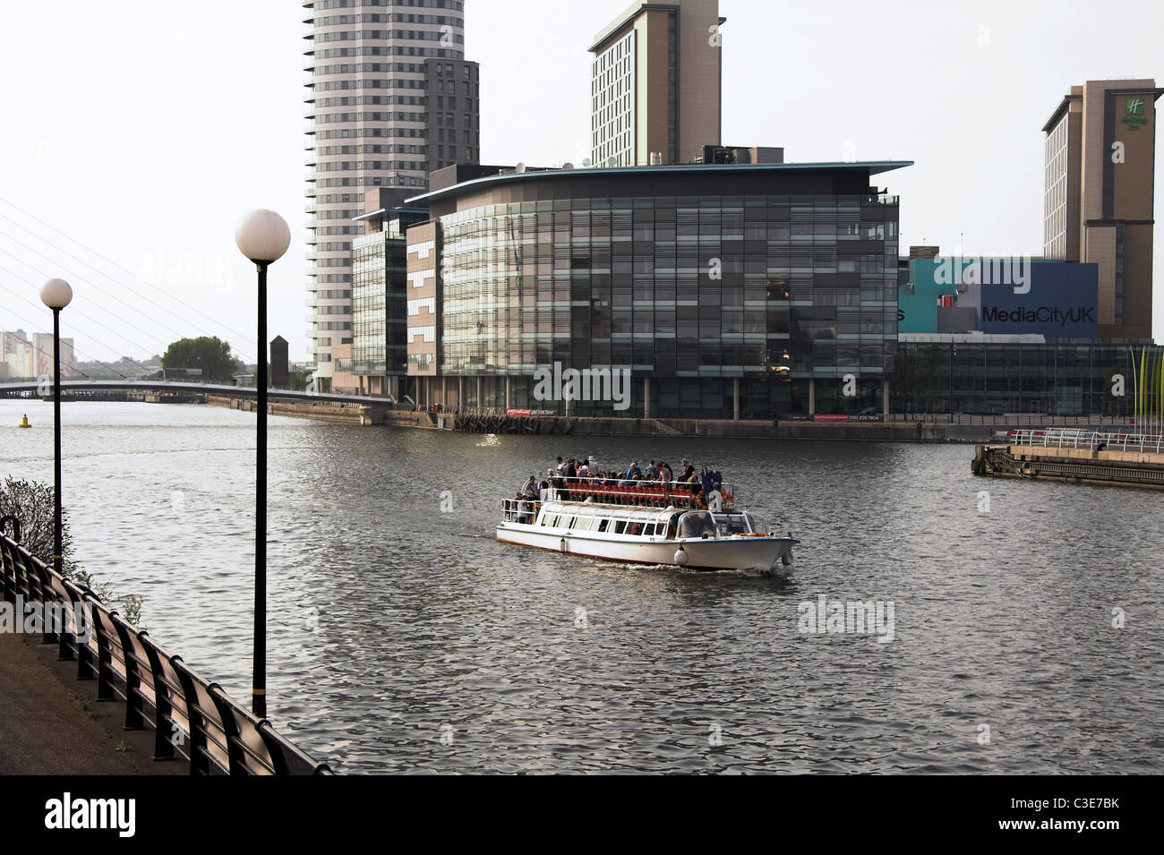 Piacere crociera lungo il Manchester Ship Canal, con Media City in background, Salford Quays, Manchester, Regno Unito Foto Stock