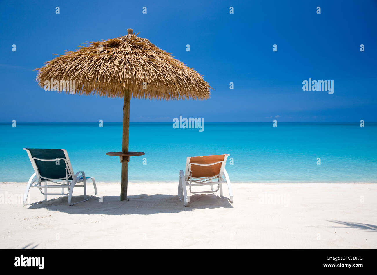 Barbuda ombrelloni e sedie a sdraio alla Lighthouse Bay Resort Foto Stock