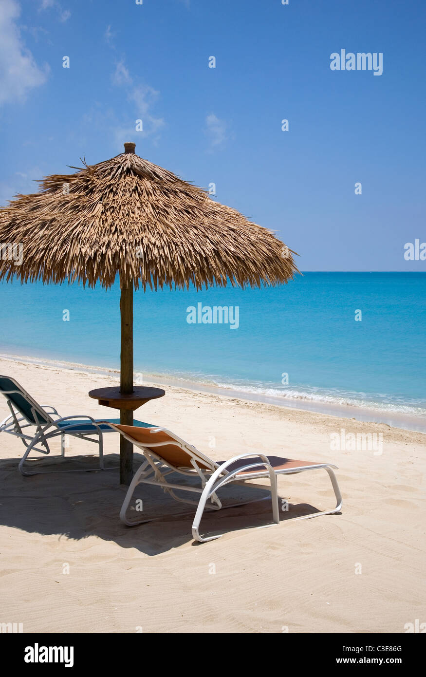 Barbuda ombrelloni e sedie a sdraio alla Lighthouse Bay Resort Foto Stock