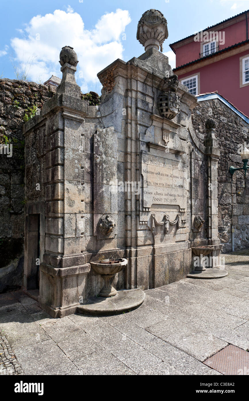 Ottocentesca fontana nel centro storico di Guimaraes, Portogallo. Patrimonio Mondiale dell'UNESCO. Foto Stock