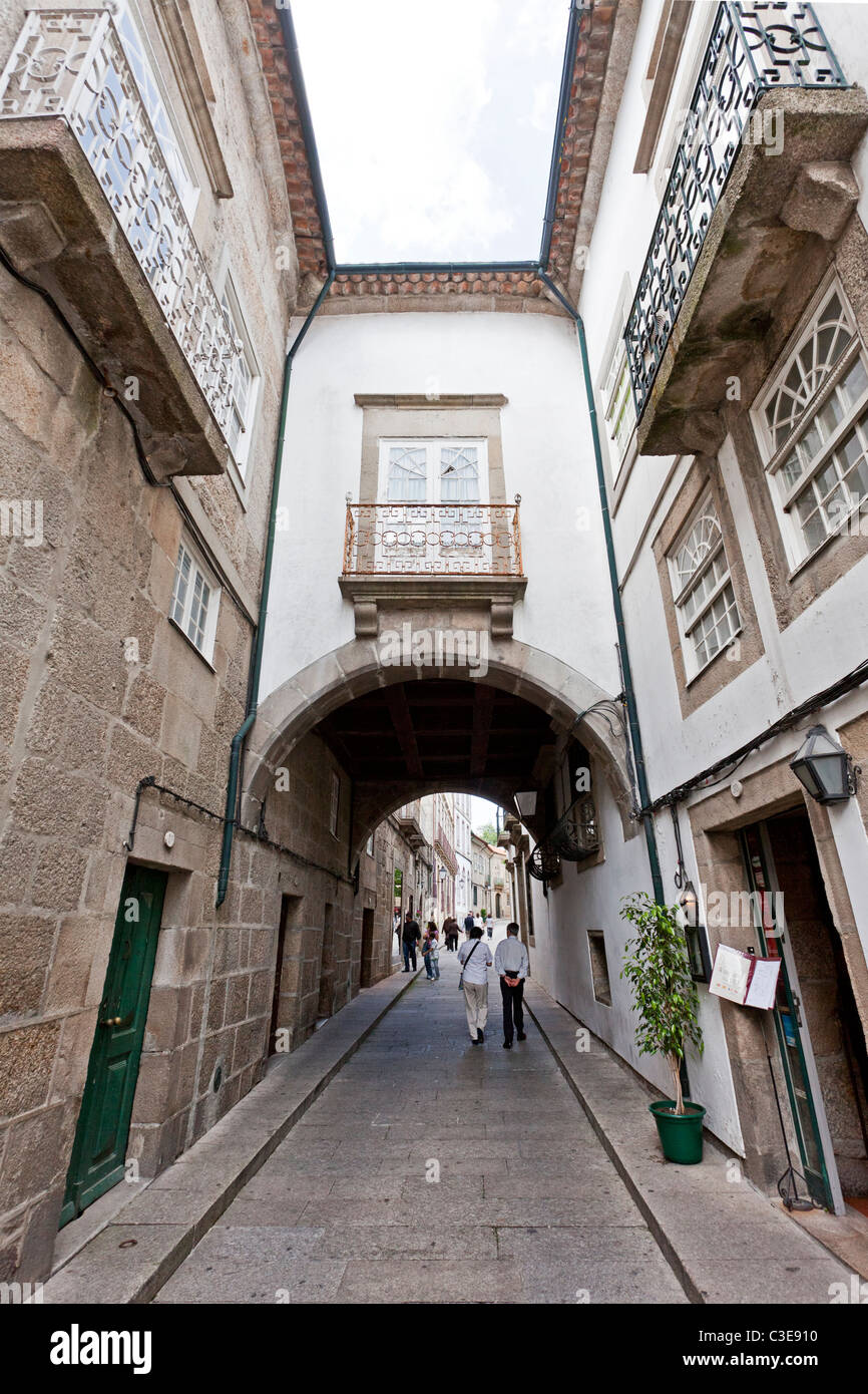 Santa Maria Street nel centro storico di Guimaraes, Portogallo. Patrimonio Mondiale dell'UNESCO. Foto Stock