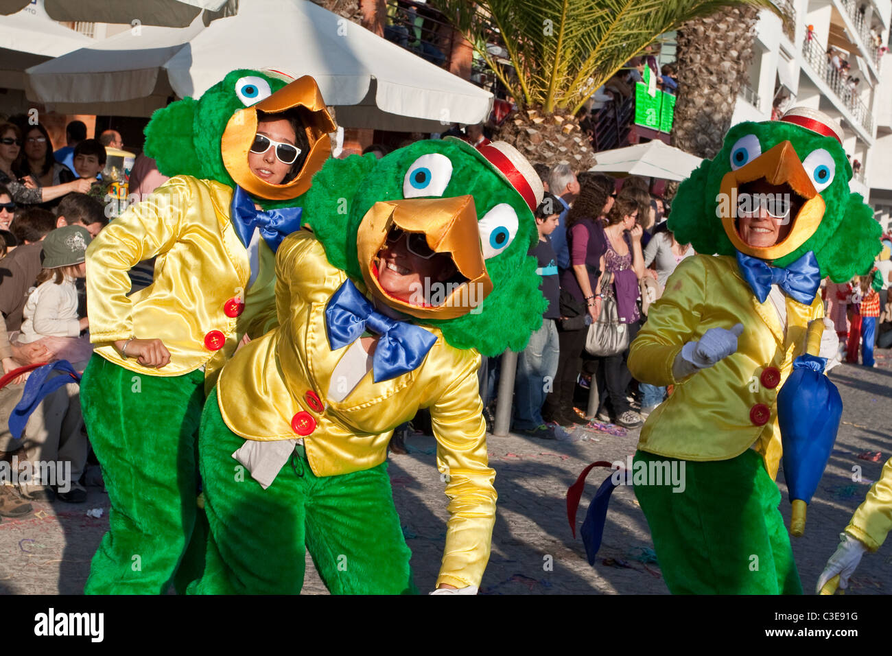 Parodia di carnevale con i Personaggi Disney "José Carioca". Sesimbra  Carnevale (Portogallo Foto stock - Alamy