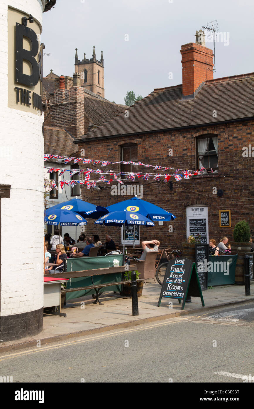 Giardino della birra area del White Hart public house di Ironbridge Shropshire Foto Stock