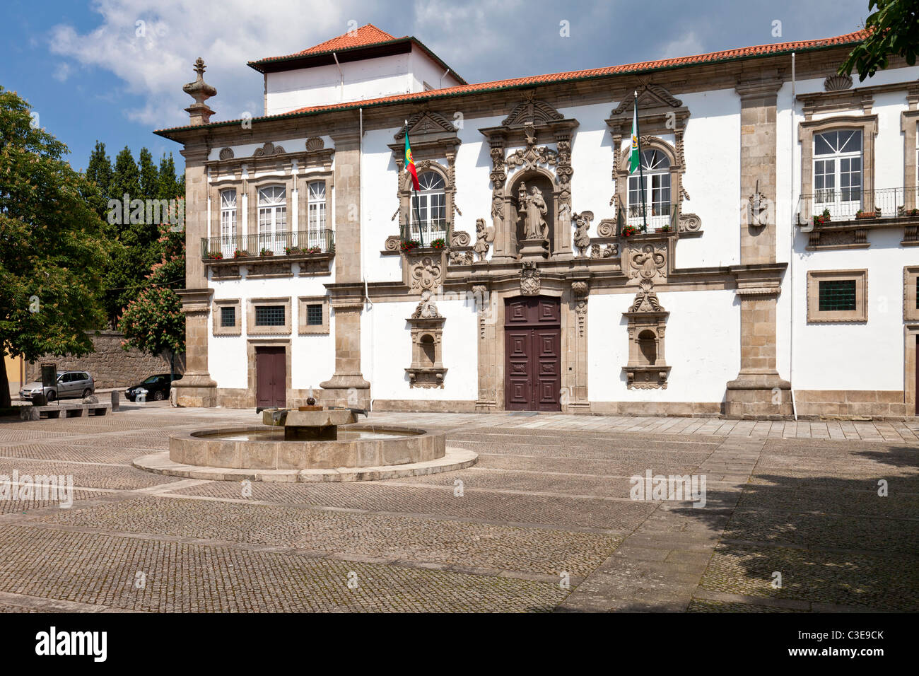 Guimaraes Municipio nella ex Santa Clara convento edificio. Guimaraes, Portogallo. Incluso nel Patrimonio Mondiale dell Unesco area. Foto Stock