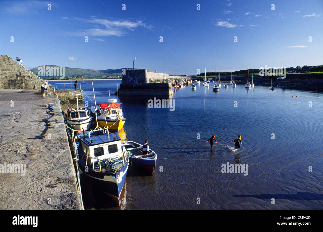 Estate bambini a giocare a Mullaghmore Harbour, nella contea di Sligo, Irlanda. Foto Stock