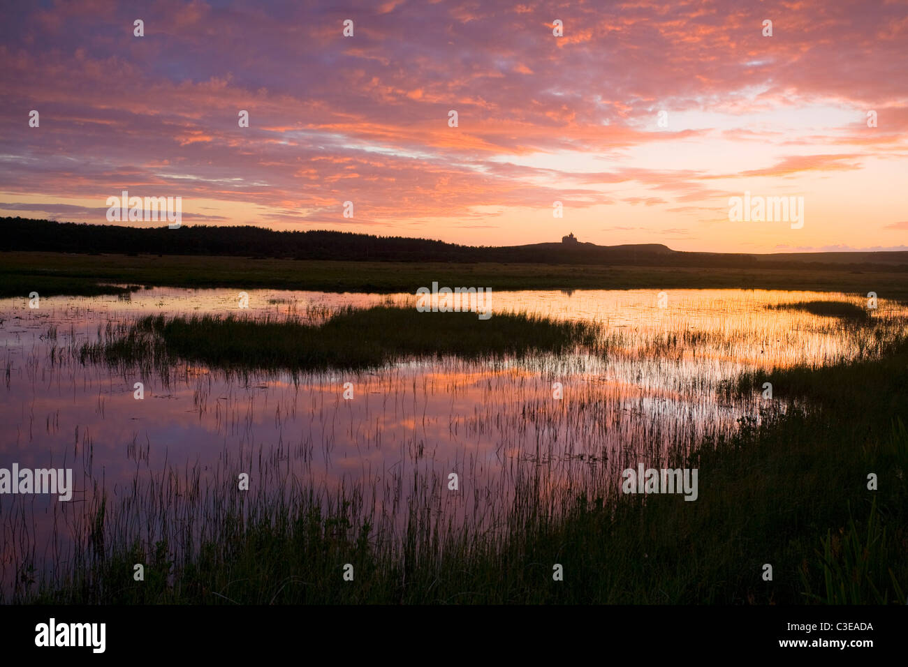 Tramonto riflesso in Bunduff Lough, Mullaghmore, nella contea di Sligo, Irlanda. Foto Stock