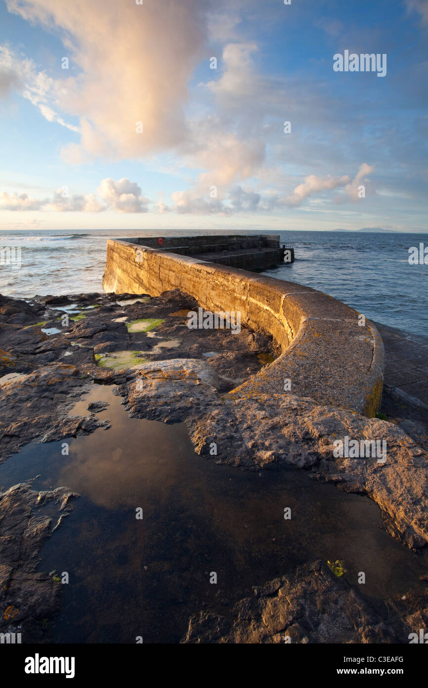 Tramonto sul molo Easky, nella contea di Sligo, Irlanda. Foto Stock