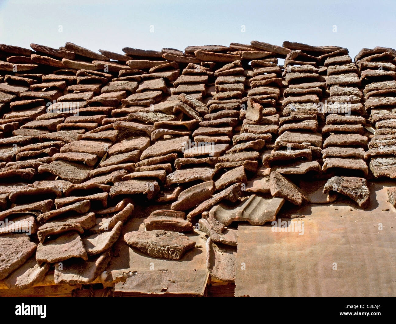 Un tradizionale tetto spiovente comunemente visto in India rurale Foto Stock