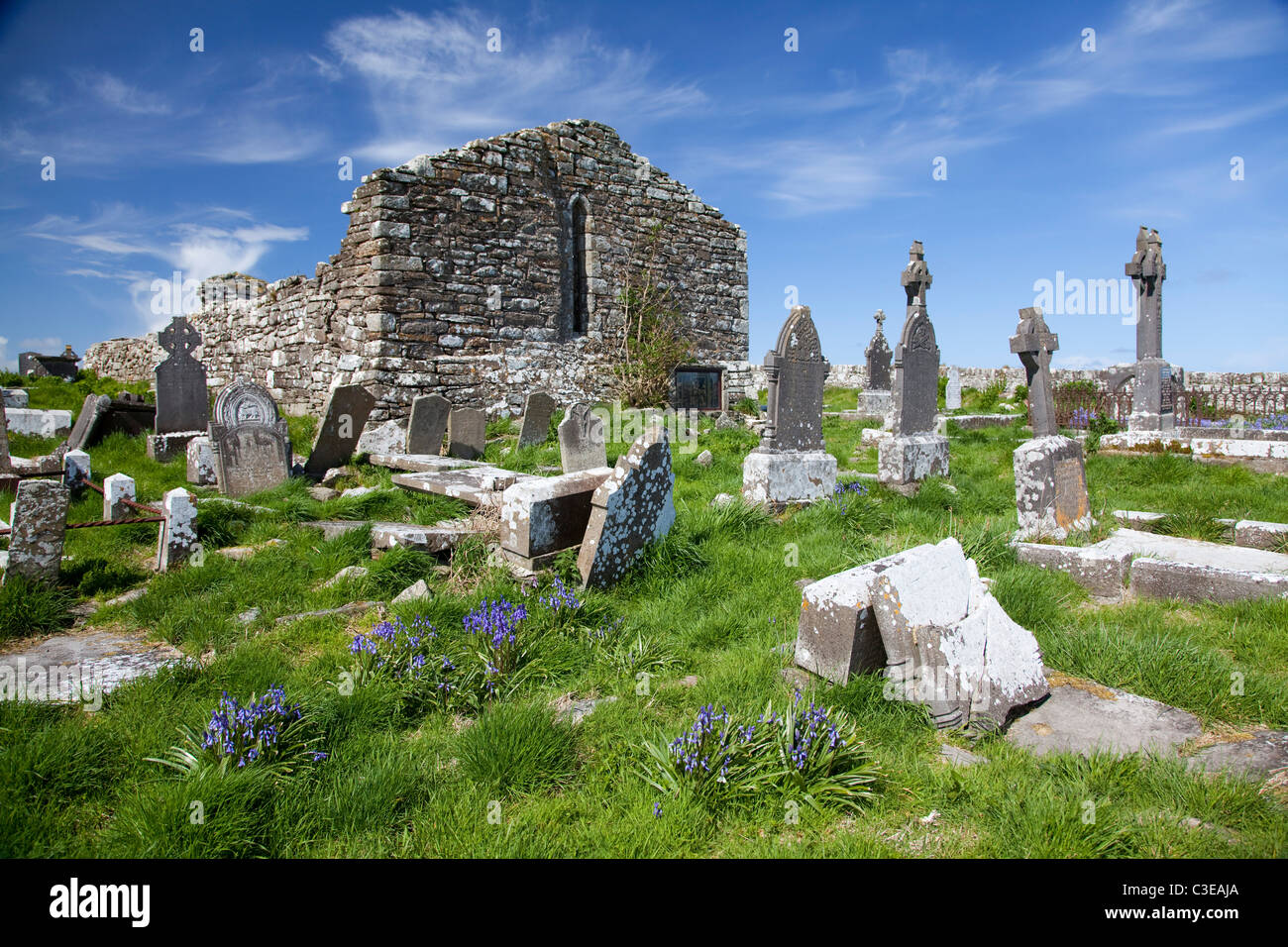 Vecchia chiesa e cimitero, Aughris, nella contea di Sligo, Irlanda. Foto Stock