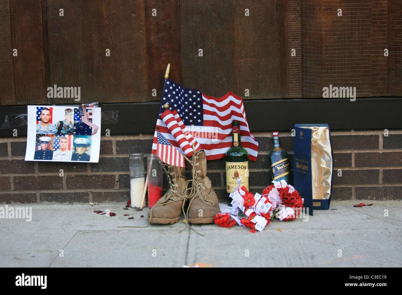 Personal memorial a sinistra un firehouse accanto a Ground Zero dopo la morte di Osama Bin Laden. Foto Stock