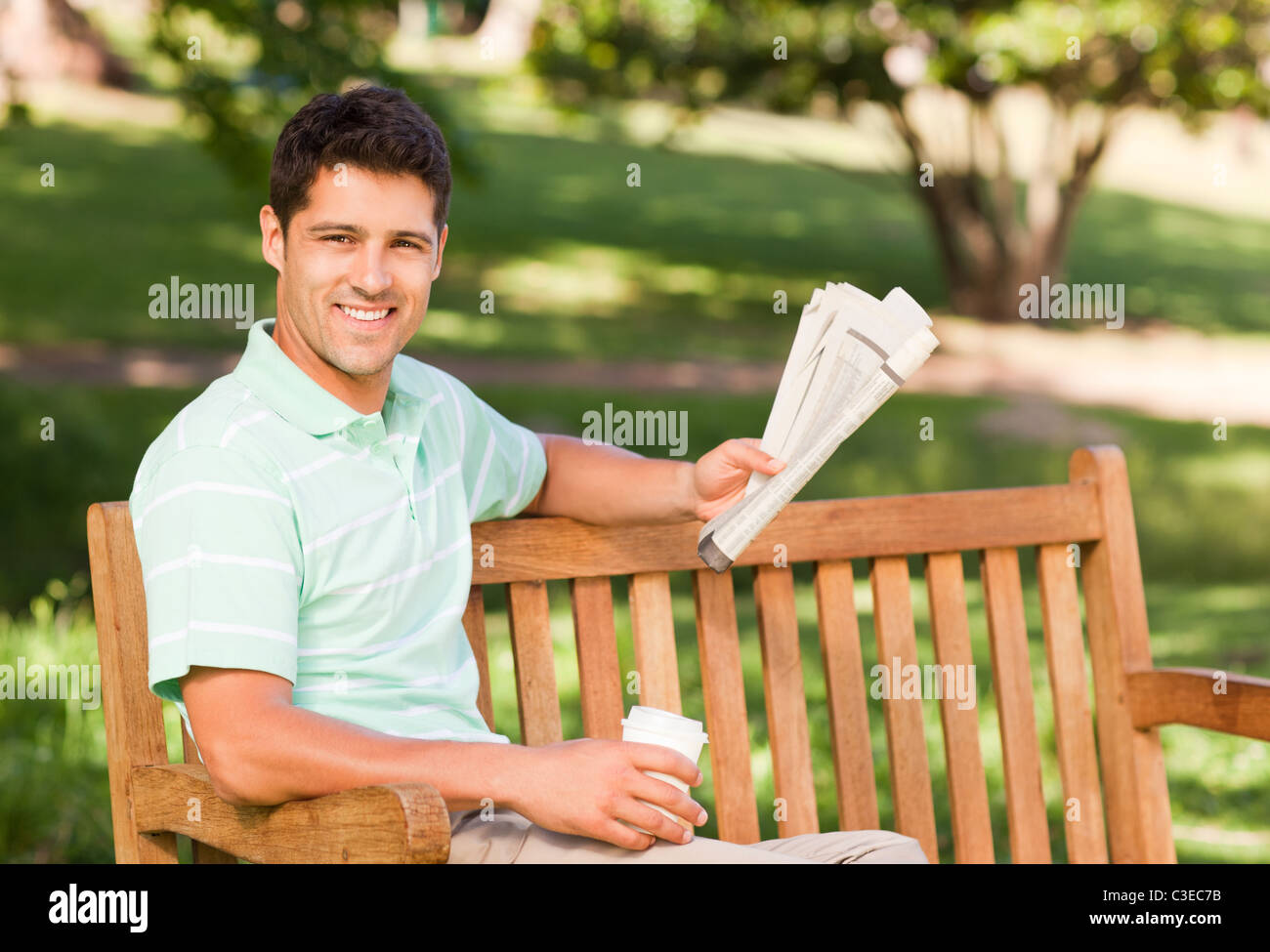 L'uomo con un foglio di carta Foto Stock