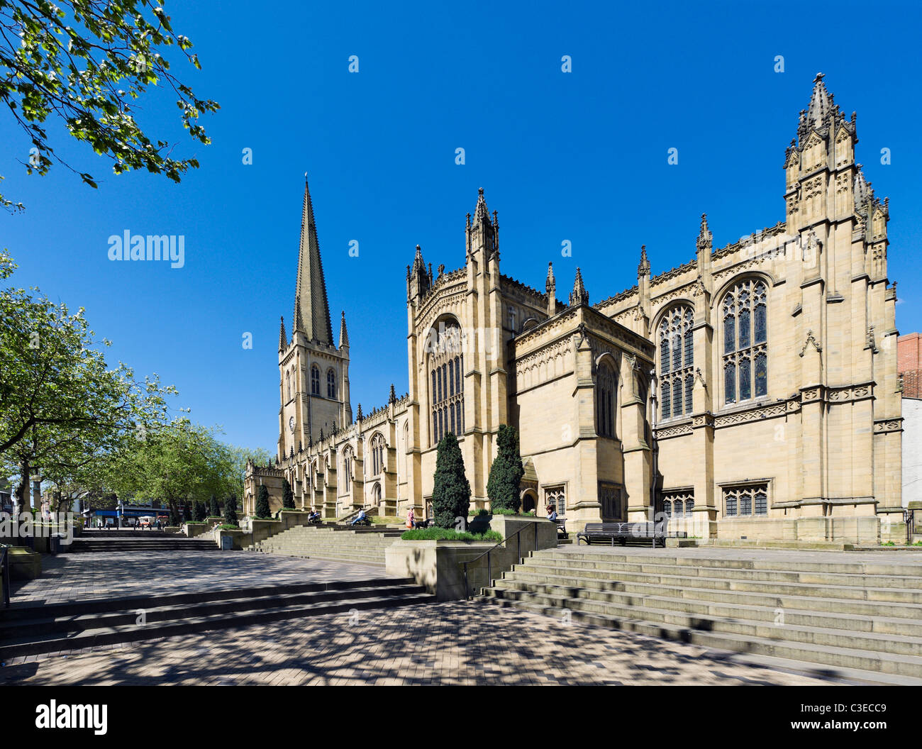 Cattedrale di Wakefield da Kirkgate, Wakefield, West Yorkshire, Regno Unito Foto Stock