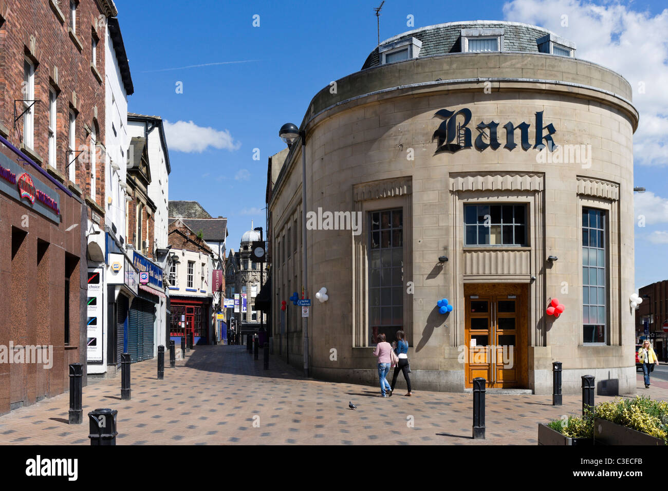 Negozi e una vecchia banca (ora un nightclub), all'angolo di Silver Street e Westgate, Wakefield, West Yorkshire, Regno Unito Foto Stock