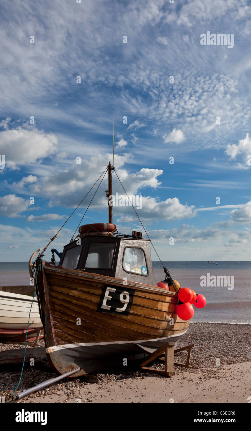 Barca da pesca sulla spiaggia a Sidmouth, East Devon Foto Stock