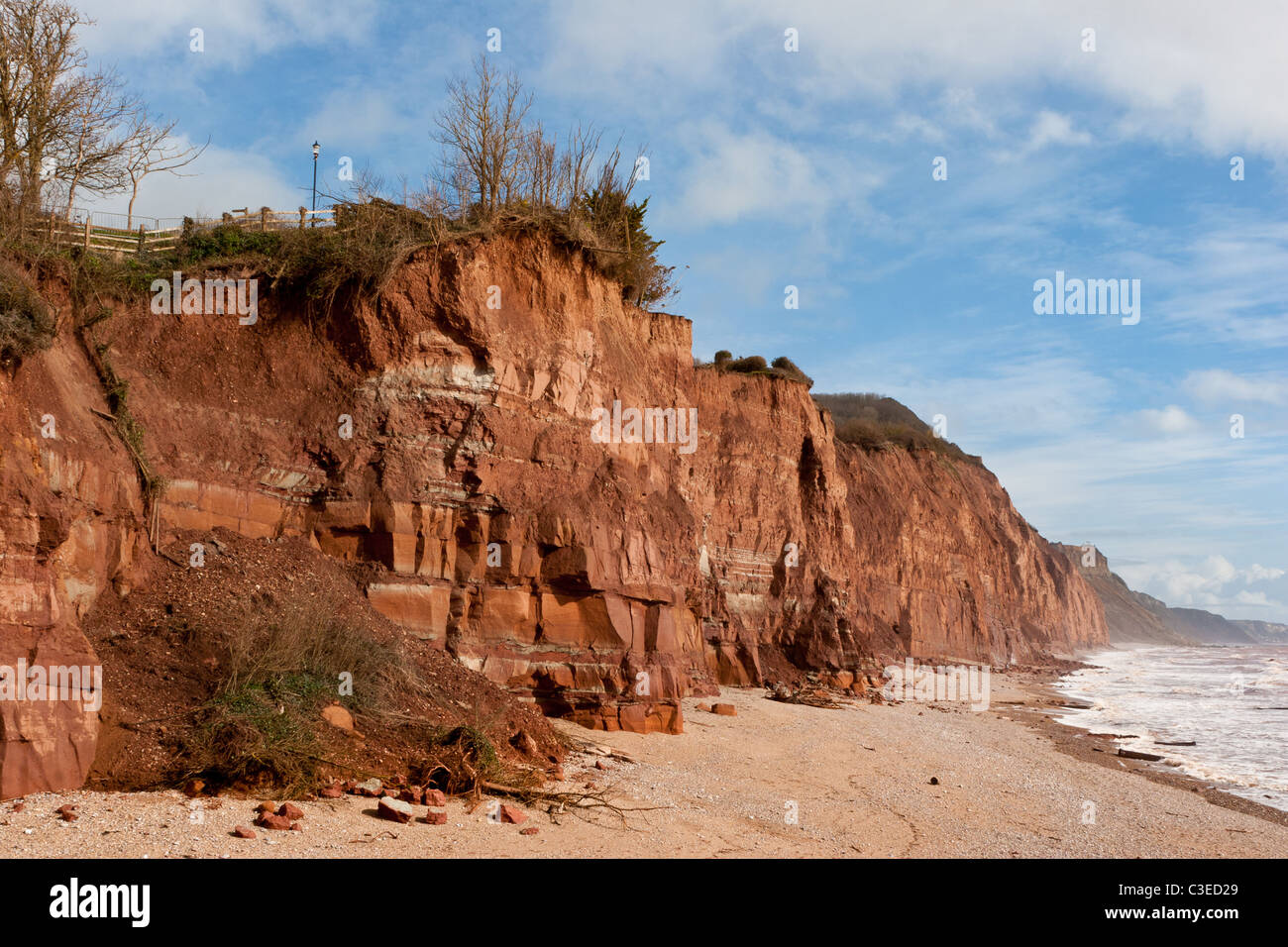 Scogliere di arenaria a Sidmouth, nel Devon, in seguito ad una tempesta, mostra erosione costiera in azione Foto Stock