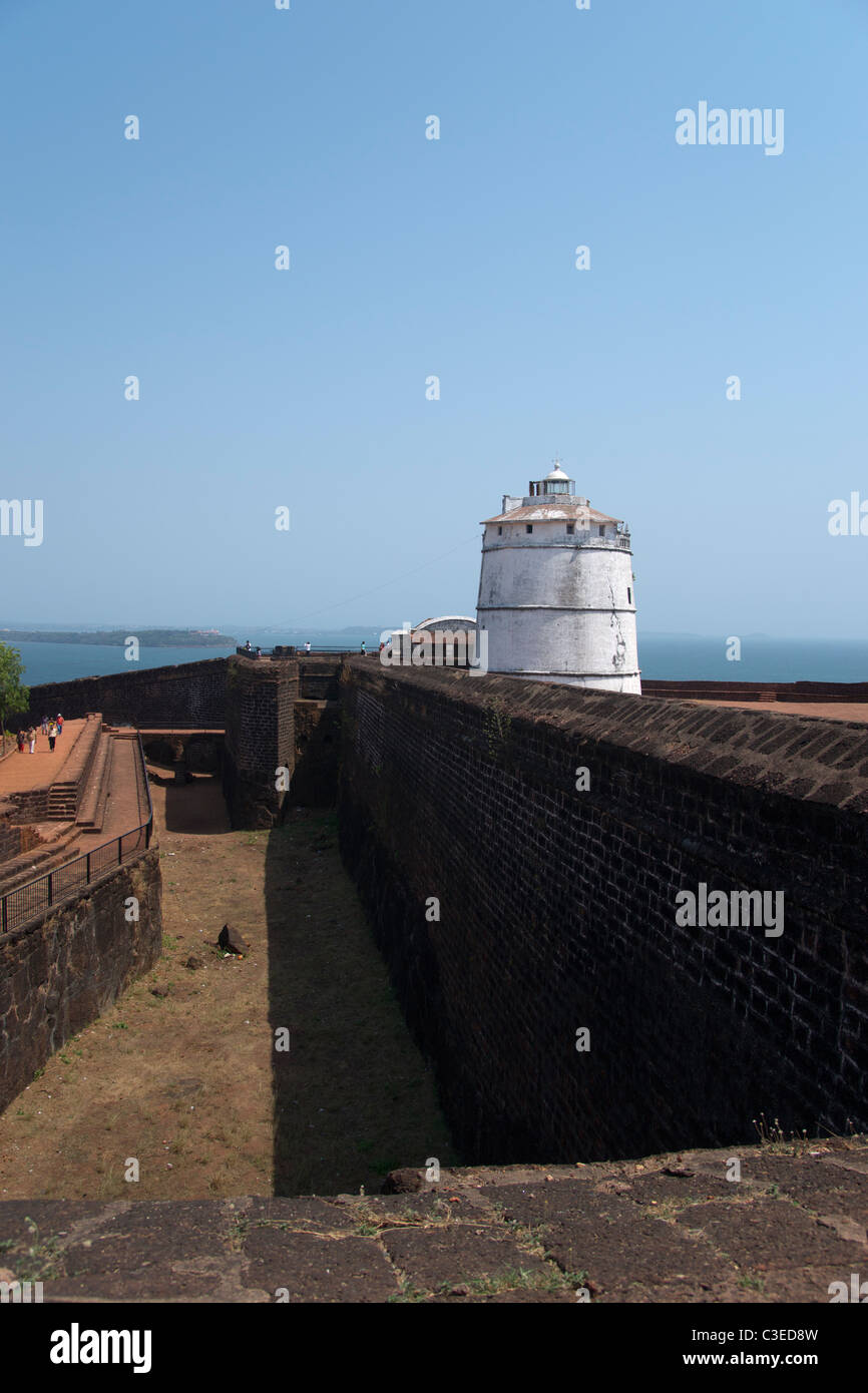 Aguada faro a fort Aguada sul Fiume Mandovi. Foto Stock