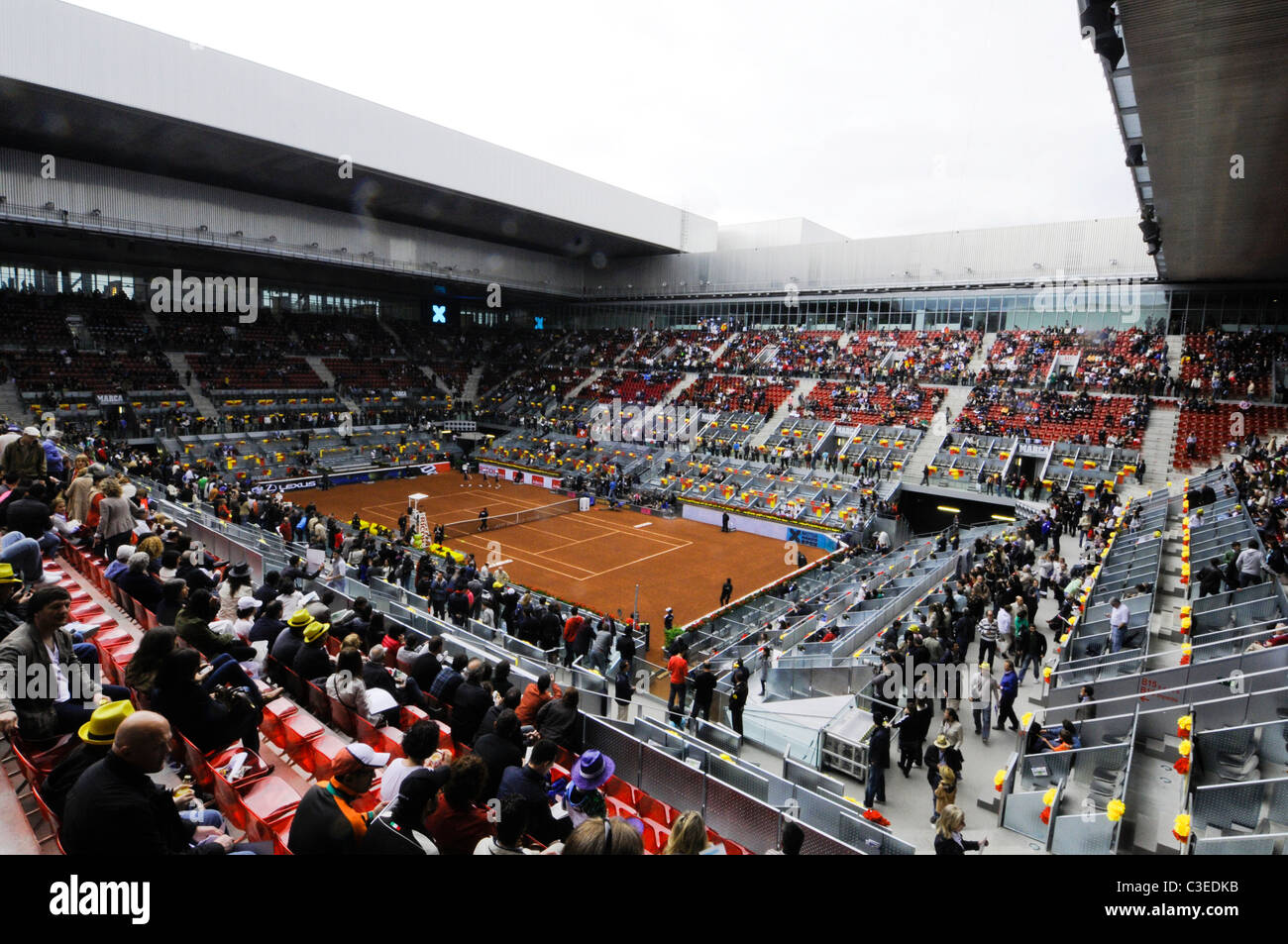 Rafael Nadal di Spagna contro Roger Federer, durante le semifinali della Mutua Madrilena Madrid Open Tennis Foto Stock