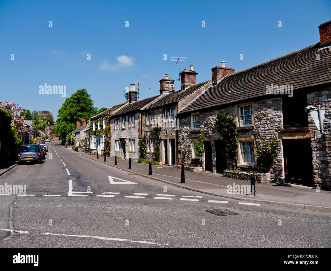 Il villaggio di Ashford in acqua Derbyshire, Inghilterra, Regno Unito. Foto Stock