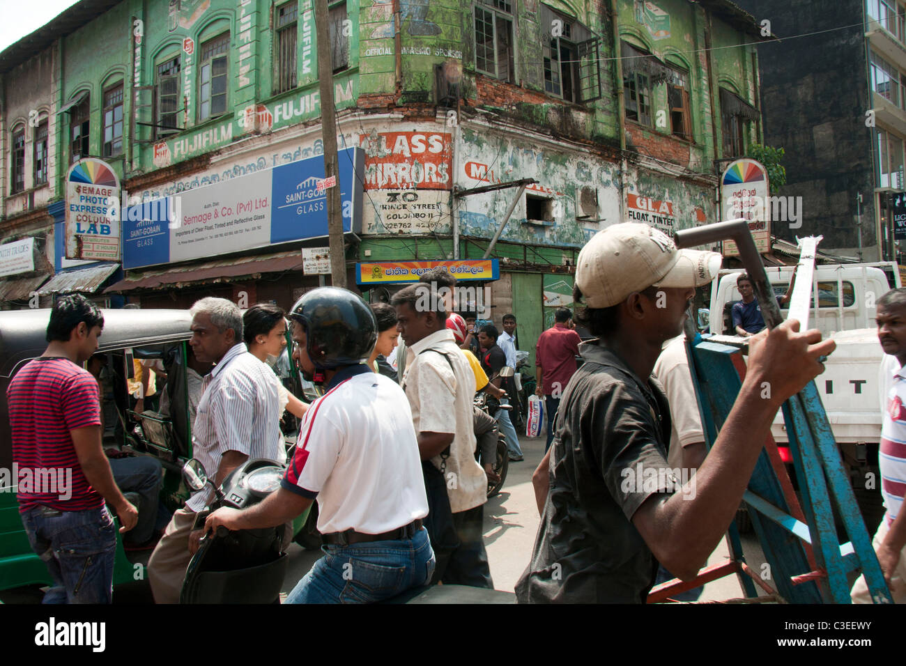 Strada trafficata scena nel quartiere di Pettah, Colombo, Sri Lanka Foto Stock