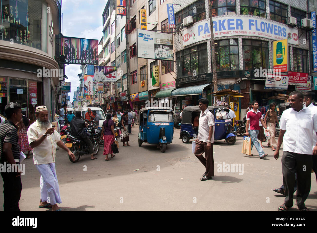 Strada trafficata scena nel quartiere di Pettah, Colombo, Sri Lanka Foto Stock