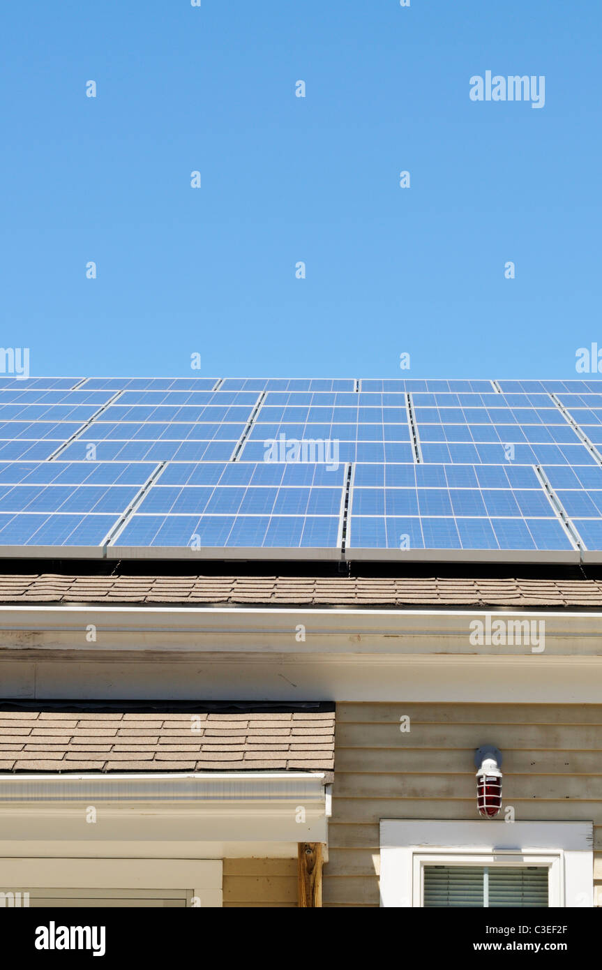 Pannelli solari sul tetto di un edificio su un soleggiato blue sky giorno. Stati Uniti d'America Foto Stock