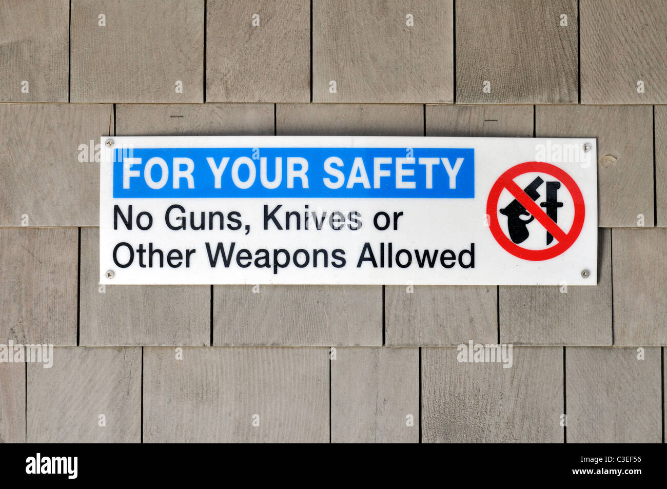 Il simbolo di sicurezza sul lato dell'edificio-No pistole, coltelli o altre armi consentite. Stati Uniti d'America Foto Stock