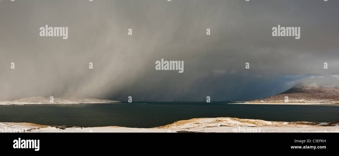 Neve invernale raffica oltre Luskentire, Isle of Harris, Ebridi Esterne, Scozia Foto Stock