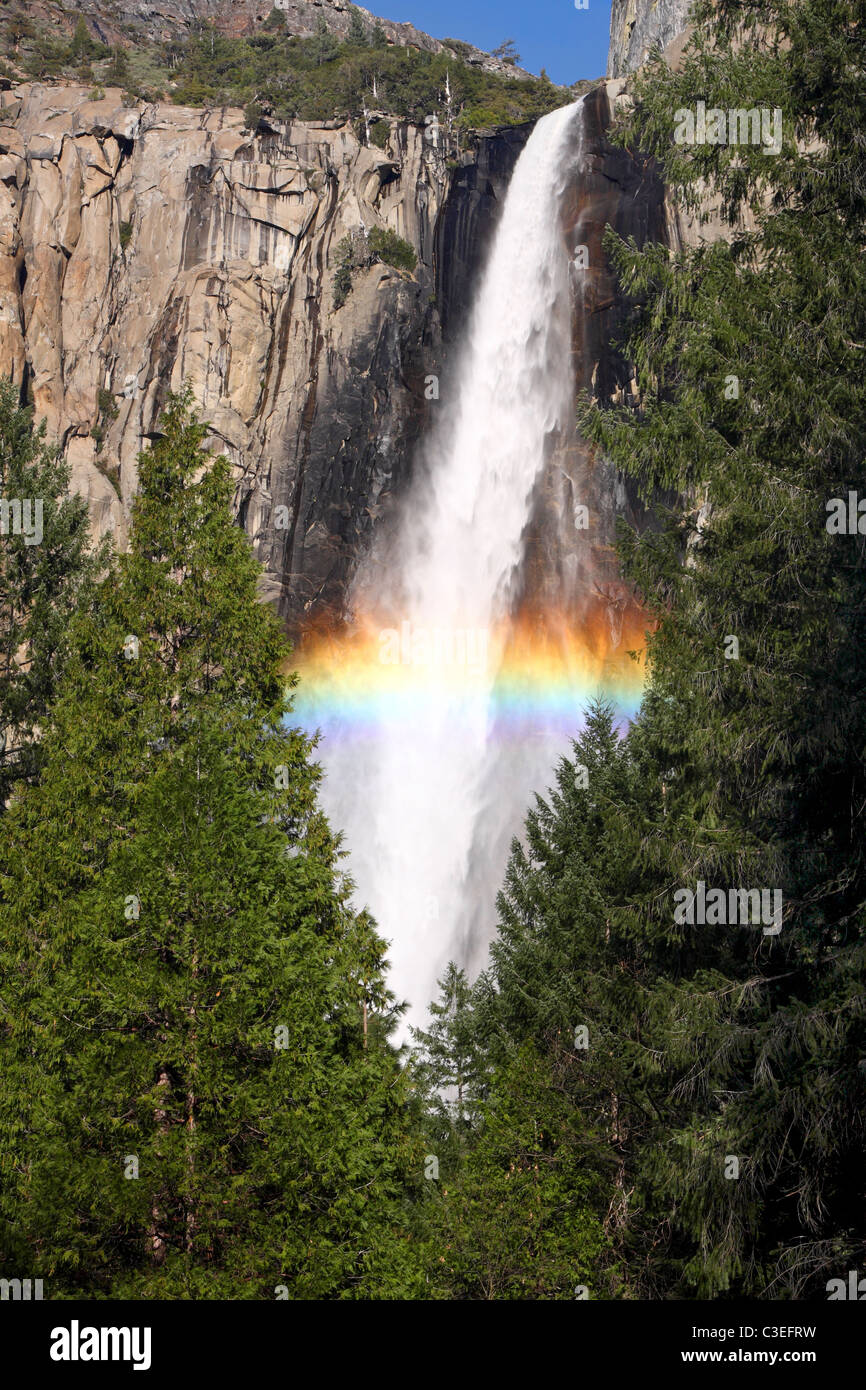 Arcobaleno Nella Nebbia Di Bridalveil Fall Cascate A Cathedral Rocks Con Mezza Luna Parco Nazionale Yosemite In California Usa Foto Stock Alamy