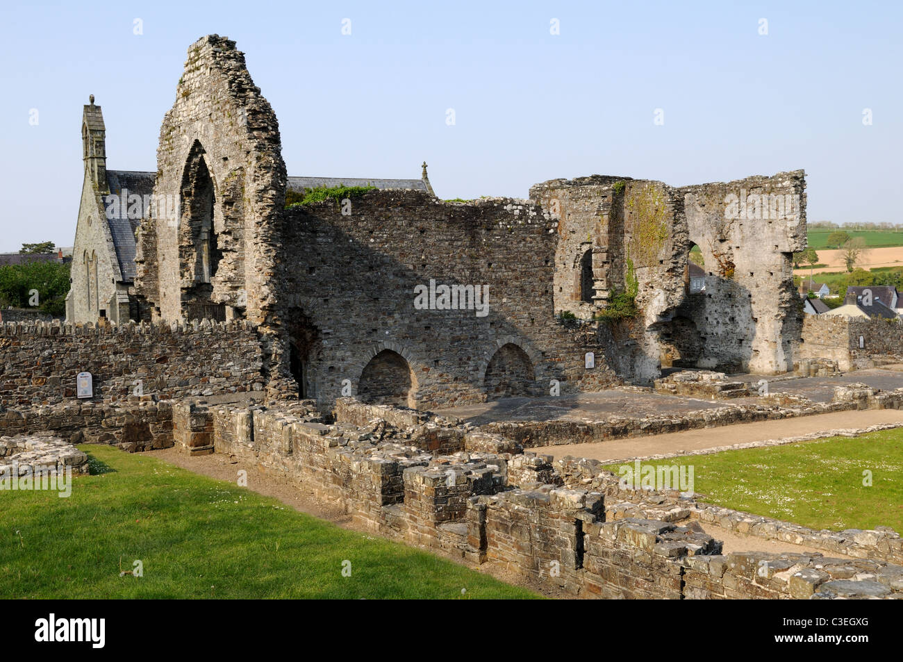 Rovine del XII Centuary St Dogmaels Abbey è il sito di un pre Norman Monastero Pembrokeshire Wales Cymru REGNO UNITO GB Foto Stock