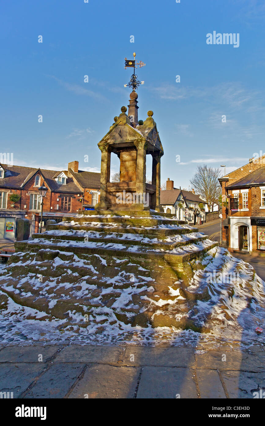 Lymm croce nel centro del villaggio di Lymm Cheshire in inverno con la neve. Foto Stock