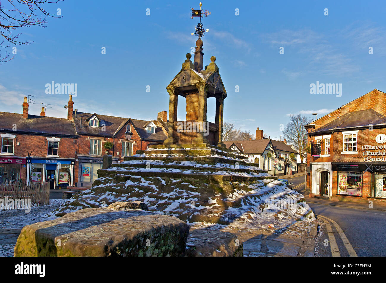 Lymm croce nel centro del villaggio di Lymm Cheshire in inverno con la neve. Foto Stock