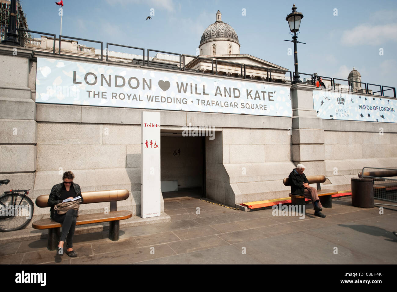 Londra ama la volontà e Kate sign in Trafalgar Square, Londra centrale Foto Stock