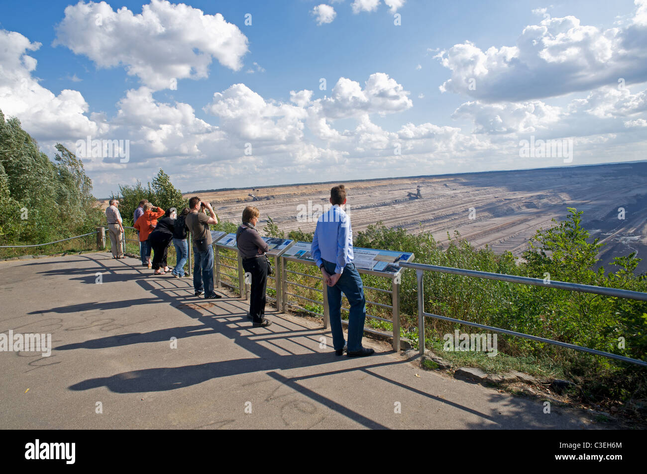 I membri del pubblico la visualizzazione di un open-cast miniera di carbone in Germania. Foto Stock