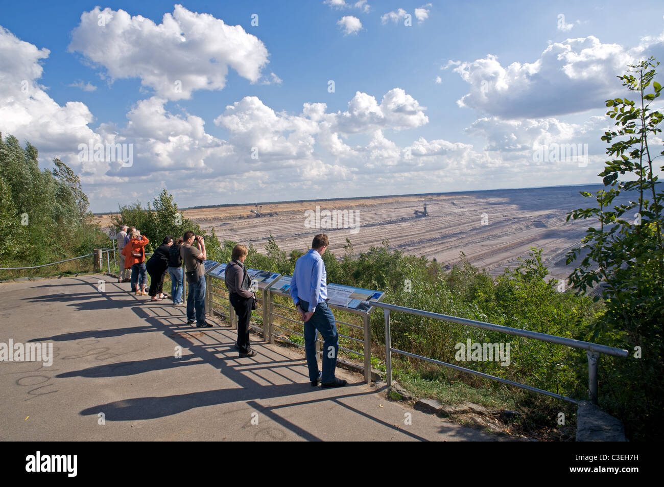 I membri del pubblico la visualizzazione di un open-cast miniera di carbone in Germania. Foto Stock