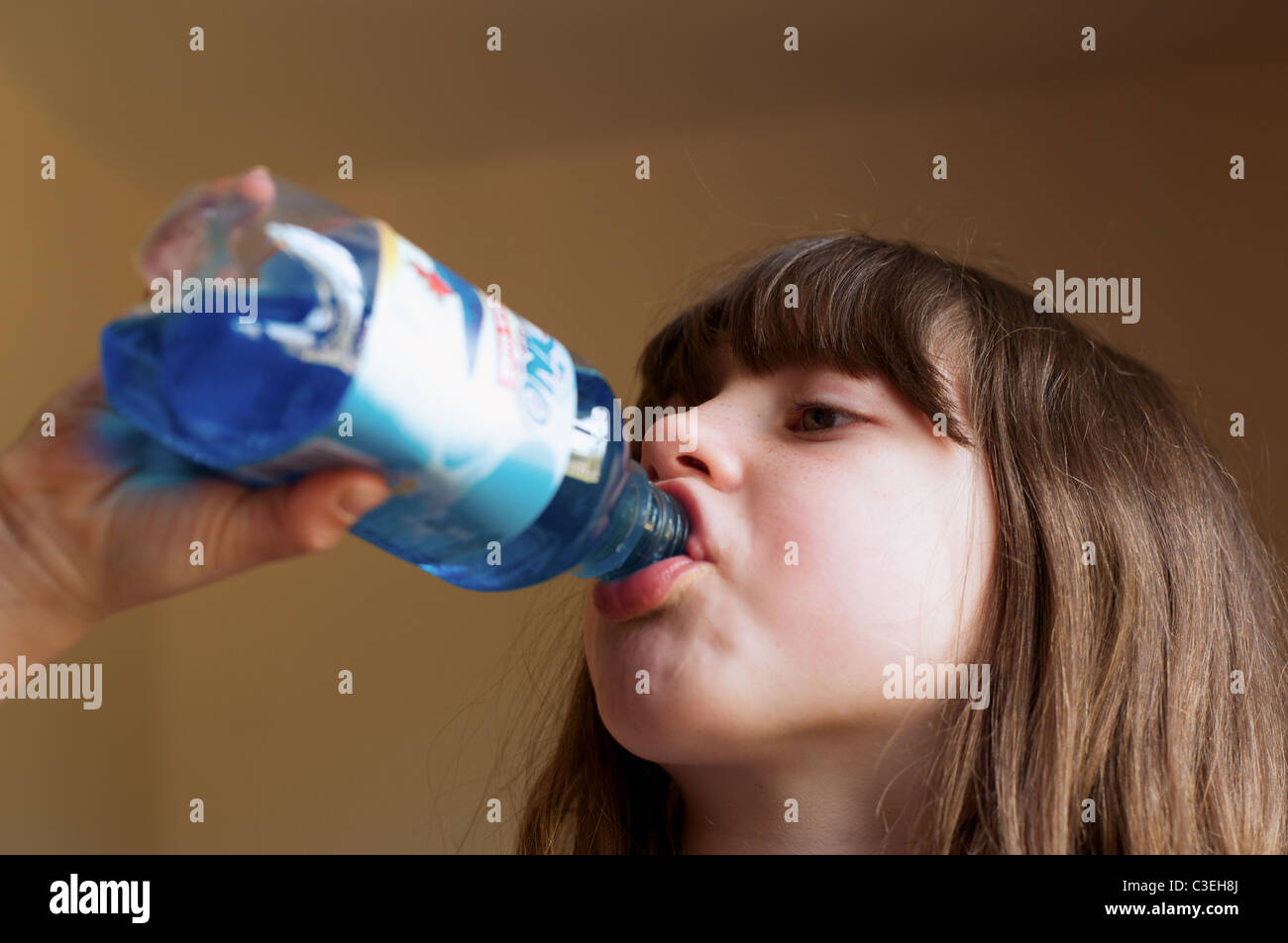 Ragazza giovane di bere un drink di crespi Foto Stock