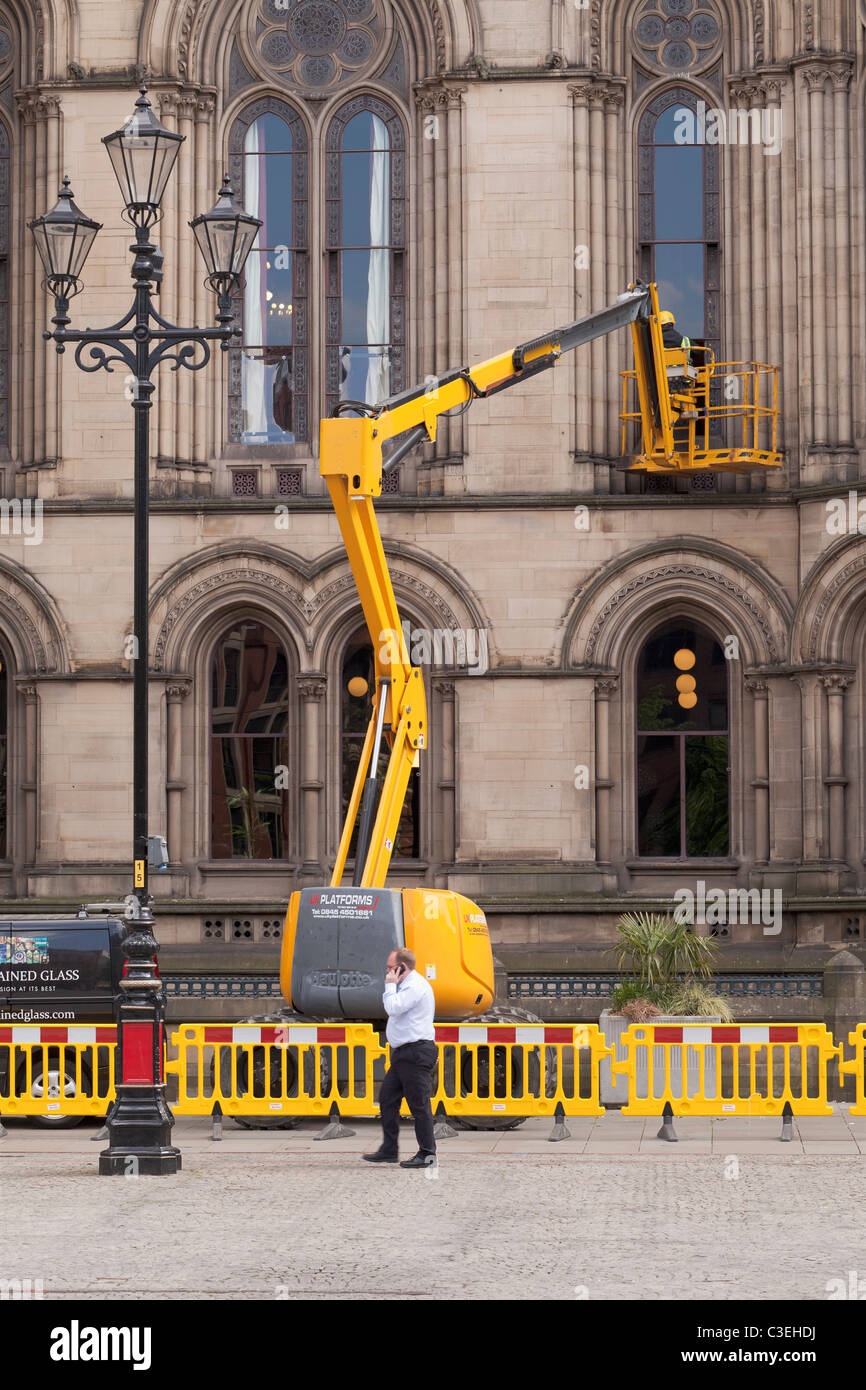 Pulizia uomo Manchester town hall windows, Inghilterra Foto Stock