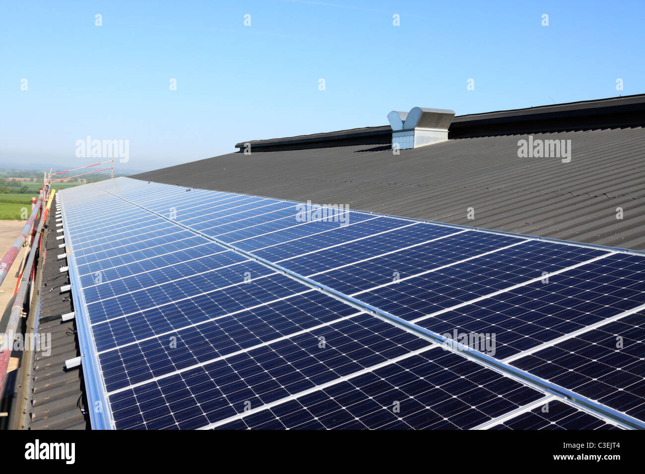 Parte di una 50kWp solare fotovoltaico installazione sul tetto di un capannone di pollame in Shropshire, Regno Unito Foto Stock