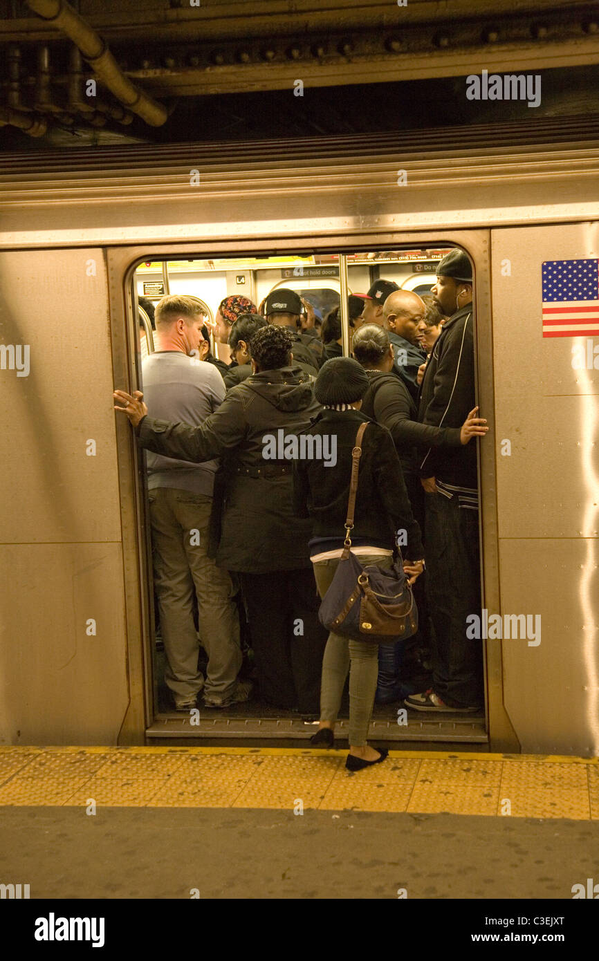 Vagoni della metropolitana sono imballati come sardine durante la serata rush hour in New York City. Fulton Street Station, Manhattan. Foto Stock