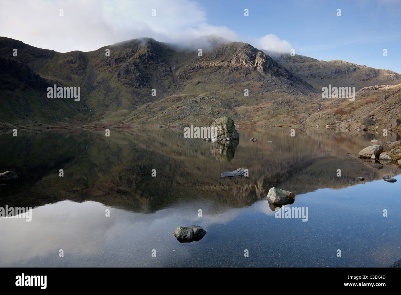 Grande come dirupi e Swirl come riflesso nelle leve acqua vicino a Coniston, Lake District, Cumbria Foto Stock