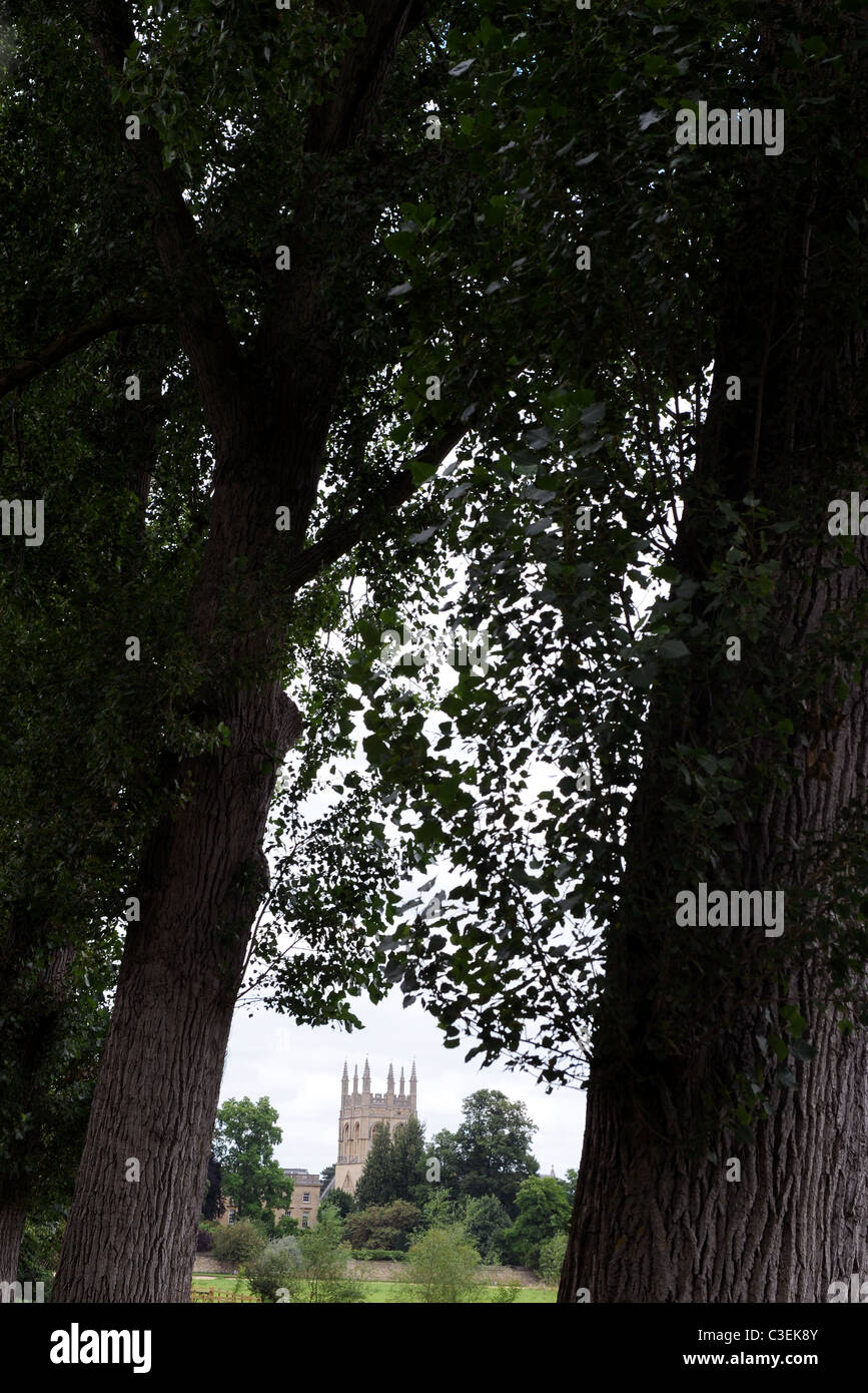 Spires a Oxford visto attraverso gli alberi Foto Stock