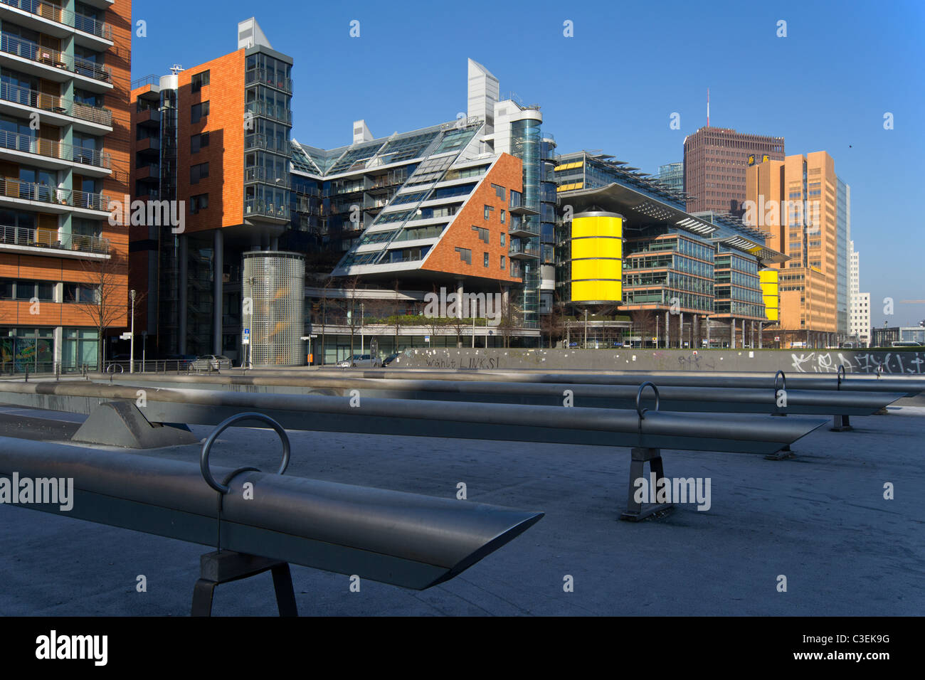 Berlino, Gabriele Tegrit Promenade, Linksstrasse, edifici moderni Foto Stock