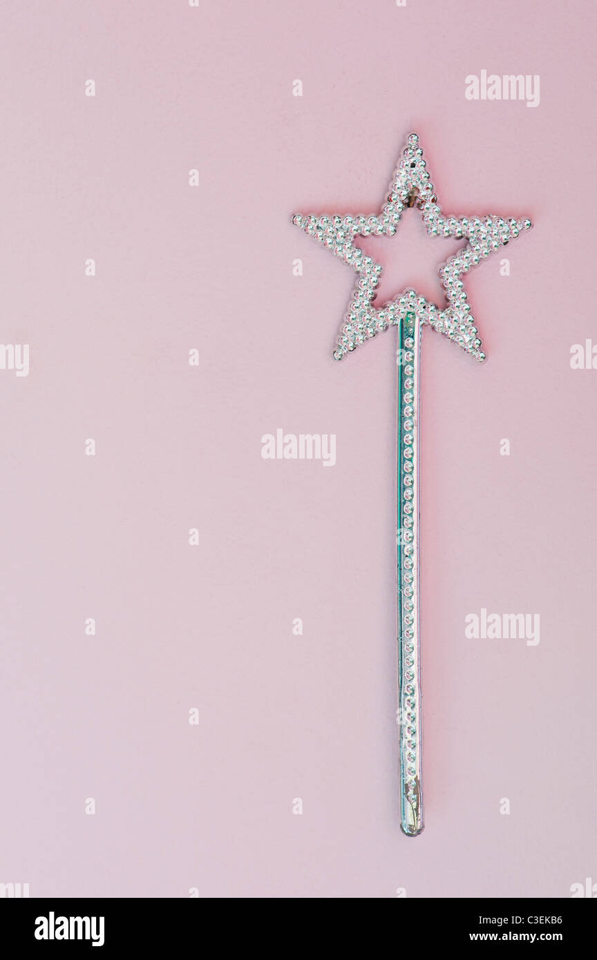 Ragazze fairy wand su una parete rosa Foto Stock
