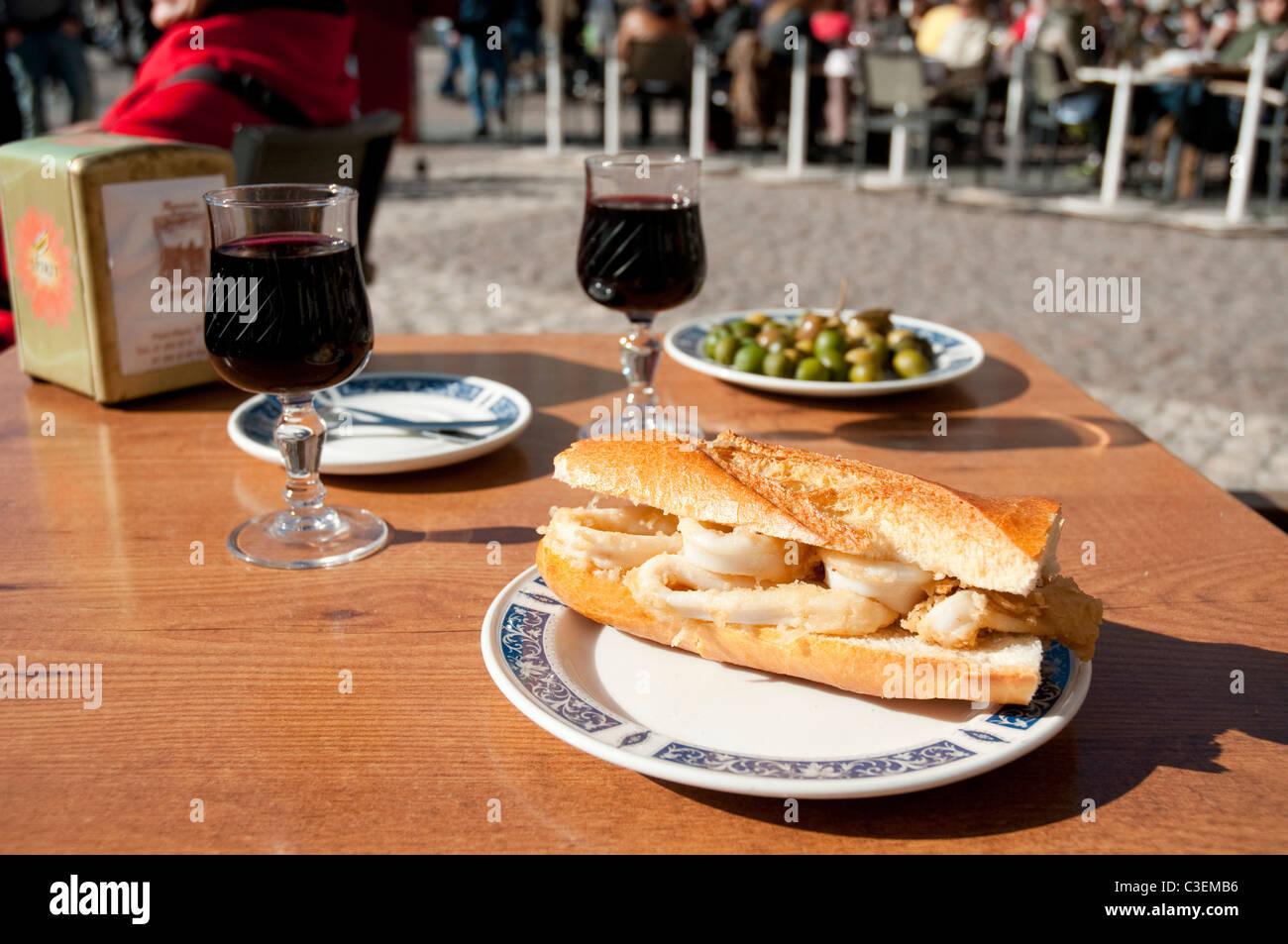 Calamari fritti sandwich in Plaza Mayor. Madrid, Spagna. Foto Stock