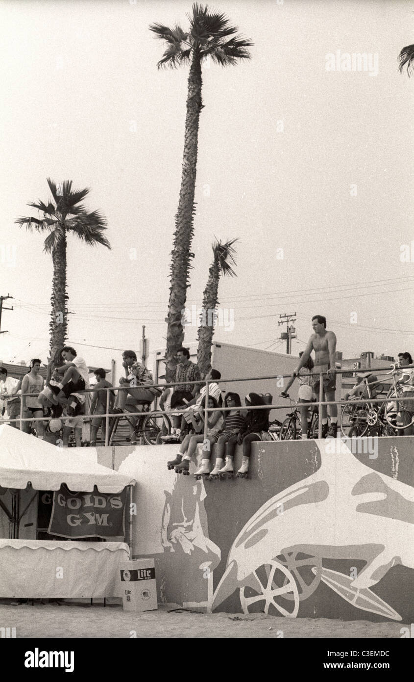 Guardare la folla Manhattan Beach Open professional pallavolo degli anni novanta in California Foto Stock