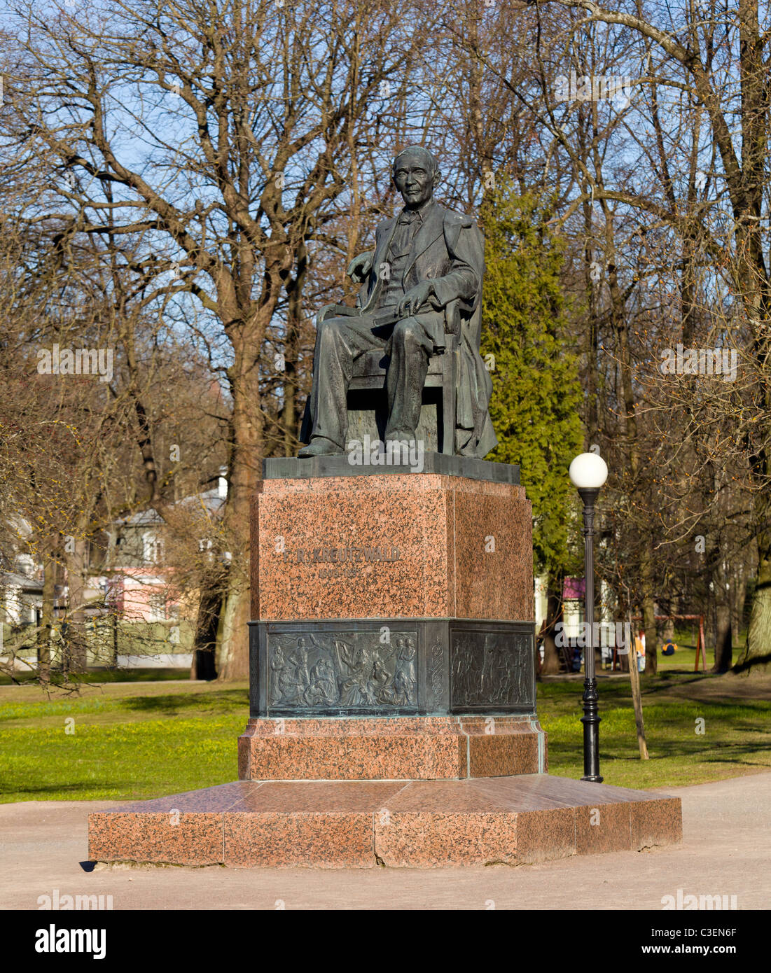 Statua di Friedrich Reinhold nel parco di Kadriorg a Tallinn Estonia - padre della letteratura estone Foto Stock