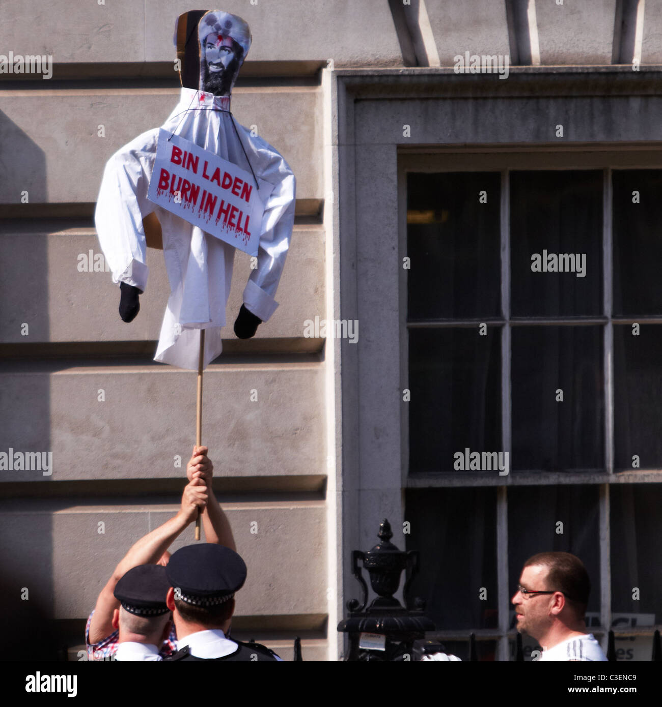 Una difesa inglese League (EDL) sostenitore detiene un'effigie di Bin Laden. Foto Stock
