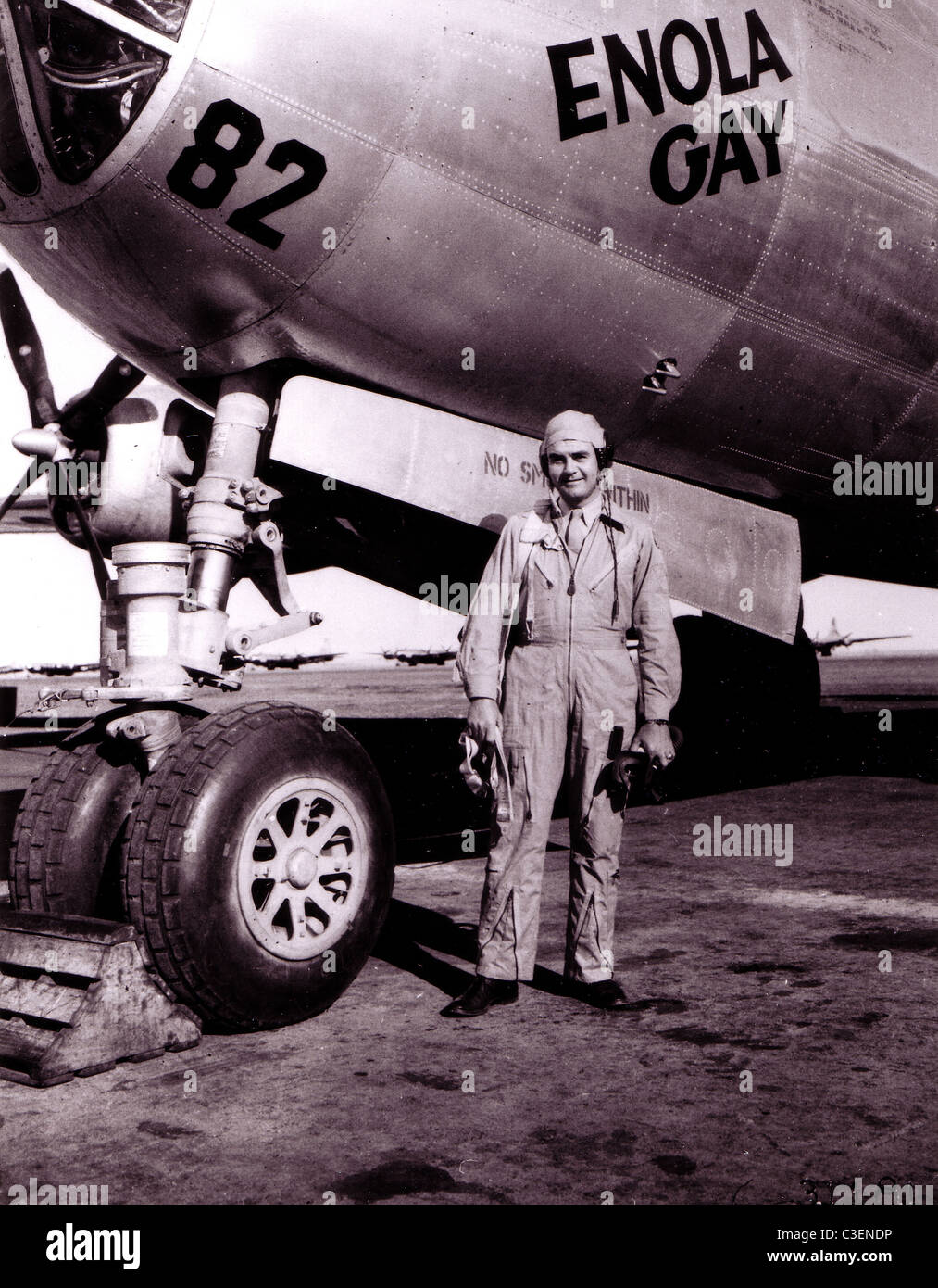 Col. Paul Tibbetts, Jr. pone di fronte al suo B-29 Superfortress " Enola Gay". Foto Stock