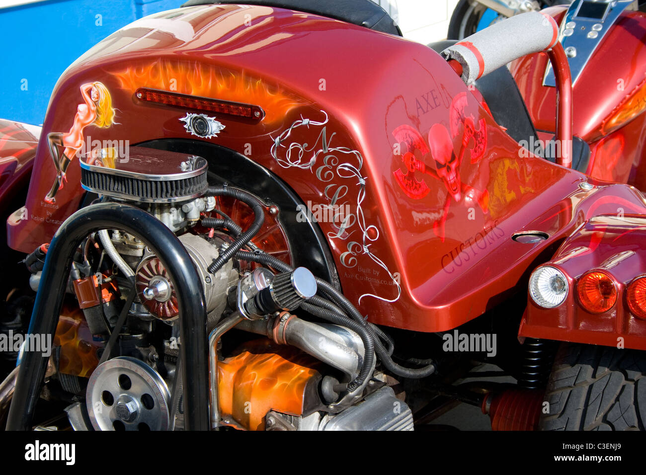 Custom trike a mostrare,il motore vista,verniciatura personalizzata,fiamme,carboidrati Foto Stock