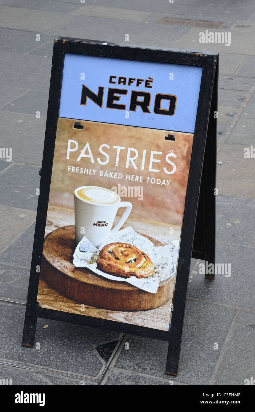 Pubblicità segno al di fuori di un Caffe Nero a Edimburgo. Foto Stock Pubblicità segno al di fuori di un Caffe Nero a Edimburgo. Foto Stock